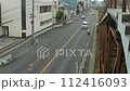 道路を走る自動車 112416093