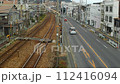 道路を走る自動車 112416094