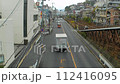 道路を走る自動車 112416095