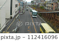 道路を走る自動車 112416096