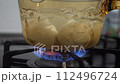 キンチンでゆでたまごをお湯でゆでている・卵料理 112496724