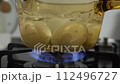 キッチンでガラス鍋でゆで卵を茹でているのをクローズアップした動画 112496727