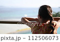 海を眺める女の子 112506073