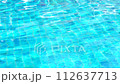 プールの水面とやさしく揺れるさざ波 112637713