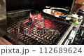 日本一家餐廳的廚房裡正在燃燒燒烤用的木炭。 112689624
