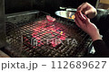 日本一家餐廳的廚房裡，廚師正在木炭上烤牛舌。 112689627
