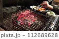 日本一家餐廳的廚房裡，廚師正在木炭上烤牛舌。 112689628