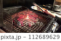 日本一家餐廳的廚房裡，廚師正在木炭上烤牛舌。 112689629