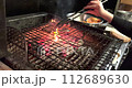 日本一家餐廳的廚房裡，廚師正在木炭上烤牛舌。 112689630