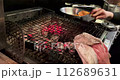 在日本一家餐廳的廚房裡，廚師正在準備木炭燒烤。 112689631