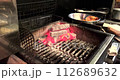 在日本一家餐廳的廚房裡，廚師正在點燃木炭進行燒烤。 112689632