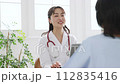 問診をする笑顔の女性医師と女性患者 112835416