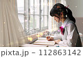 學生在教室裡學習 112863142