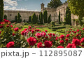 古いヨーロッパの城と薔薇のある庭 112895087