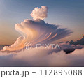ピンクに染まった変わり雲 112895088