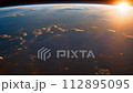 地球の水平線の向こうからあがる太陽 112895095
