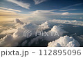 飛行機から見える流れる雲 112895096