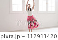 フラダンスを踊るミドル女性 112913420