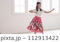 フラダンスを踊るミドル女性 112913422