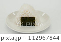定番のおにぎり　白い皿　回転 112967844