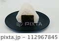 定番のおにぎり　黒い皿　回転 112967845