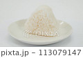 塩むすび　白い皿　回転 113079147