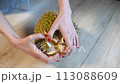 ドリアンの皮を剝く女性の手元 113088609