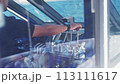 船長が船を操舵する腕 113111617