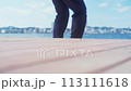 海辺に座り込む男性 113111618