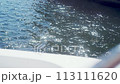 船から見下ろす流れる水面 113111620