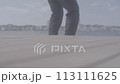 海辺に座り込む男性 113111625