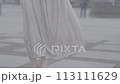 風にゆらめくスカート三分割構図_LOG撮影 113111629