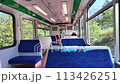 ローカル電車で移動する老人 113426251