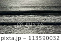 伊豆　宇佐美　サーファーと波 113590032