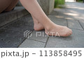 公園で裸足（パンスト）になって休憩する女性 113858495