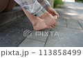 公園で裸足（パンスト）になって休憩する女性 113858499