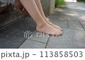 公園で裸足（パンスト）になって休憩する女性 113858503