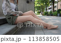 公園で裸足（パンスト）になって休憩する女性 113858505