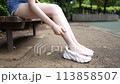 公園で裸足（パンスト）になって休憩する女性 113858507
