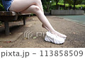 公園で裸足（パンスト）になって休憩する女性 113858509