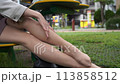 公園で裸足（パンスト）になって休憩する女性 113858512