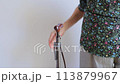 拿拐杖的資深婦女 113879967