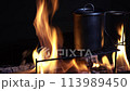 ソロキャンプでの焚き火 113989450