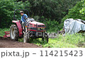 操作拖拉機的人 114215423