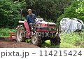 操作拖拉機的人 114215424