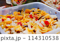 手作りのちらし寿司とサラダ 114310538