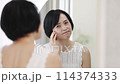 鏡を見ているミドル女性(ネガティブイメージ) 鏡を見ているミドル女性(ネガティブイメージ) 114374333