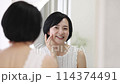 ビューティーイメージ 鏡を見るミドル女性 ビューティーイメージ 鏡を見るミドル女性 114374491