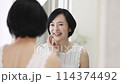 ビューティーイメージ 鏡を見るミドル女性 ビューティーイメージ 鏡を見るミドル女性 114374492