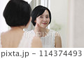 ビューティーイメージ 鏡を見るミドル女性 ビューティーイメージ 鏡を見るミドル女性 114374493